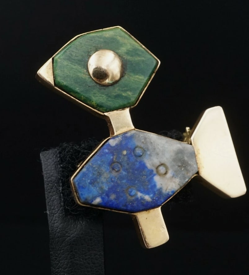 Artisan 18k Yellow Gold Abstract Lapis Bird Pin Modernist Brooch 1.5" OG381: This intriguing pin is a rare sample of jewelry design quality and whimsy! Crafted of solid 18k yellow gold, the bird features a textured body of blue lapis with a carved green jadeite head. The polis