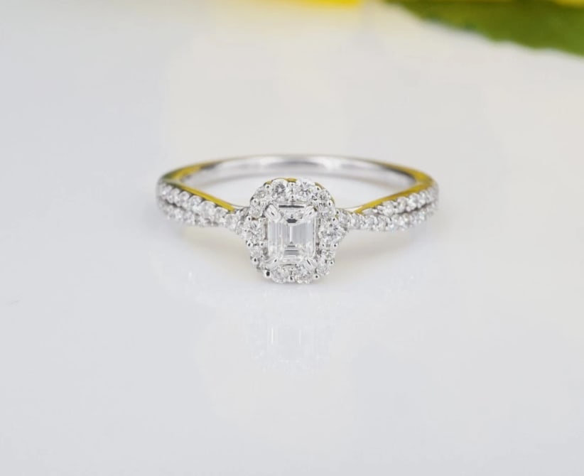 NWT 14k White Gold 3/4 ctw Diamond Crossover Halo Engagement Ring Size 7 RG3527: This beautiful and modern ring features an emerald-cut diamond surrounded by a bright halo of sparkling diamonds. Additional diamonds cascade down each shoulder in a crossover design. The slim band ma