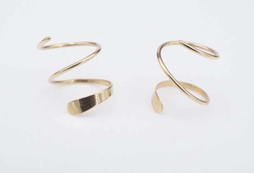 James Avery Spiral Earrings 14k Yellow Gold 14mm Very Rare Retired EG2559: These rare, retired earrings from James Avery feature a slim spiral hoop design crafted of solid 14k yellow gold. The perfect gift for any James Avery collector! Metal Type: 14k Yellow Gold Notable Ma