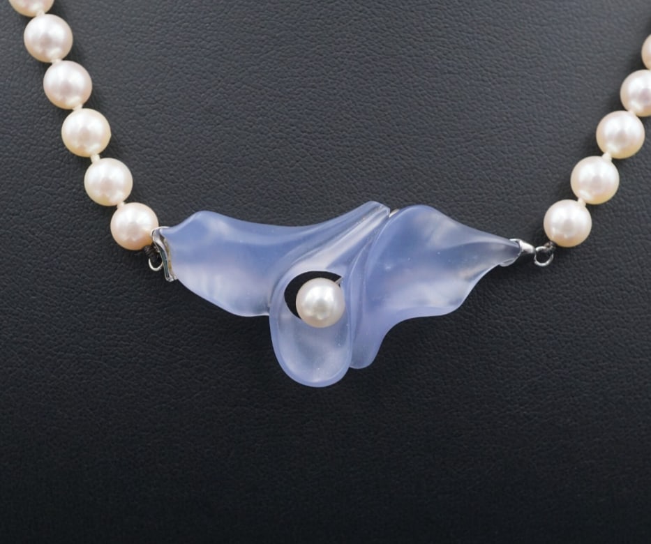 14k Gold Carved Chalcedony Pearl Necklace 18" Steve Walters Vintage NG1702: This vintage necklace from artist Steve Walters features a stunning, periwinkle blue, hand carved chalcedony sculptural pendant set at the center of a classic cultured pearl necklace. A truly eye-catc