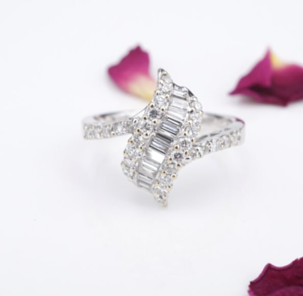 Unique 18k Diamond Baguette Wave Ring Natural White Gold Size 6.5 RG4656: This vintage cocktail ring features a gorgeous wave design adorned with a row of natural channel set diamond baguettes and additional round-cut diamonds on either side. The diamond shoulders sweep pas