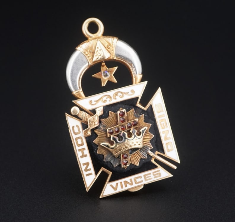 1915 Antique Knights Templar 32nd Degree Masonic Tri-fold 14k Commandery M1773: A rare chance to own a piece of masonic history with this amazing trifold commanders medal. Decorated with white, black and red enamel and a single diamond mounted in a star. A great piece for any col