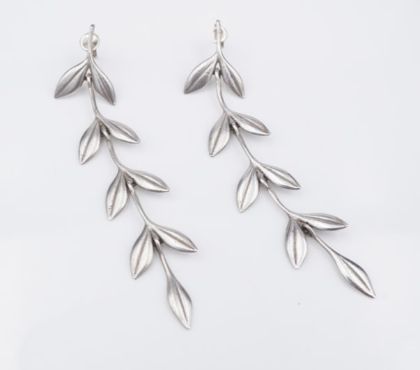 Designer Elise Moran Articulated Earrings Leaf Sterling Silver 3" EAM ES2727: These beautiful earrings from designer Elise Moran feature an articulated leaf design. A beautiful creation from a talented artist and sure to be your new favorite! Metal Type: Sterling Silver Notable