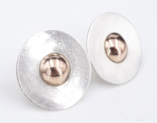 British Sterling Silver Gold Dome Disc Earrings 9k Gold 1" Modernist ES2703: This gorgeous pair of earrings feature a flat sterling silver disc with a 9k yellow gold dome shape in the center. Luxe and versatile, perfect for any wardrobe! Circa 1986 Metal Type: Sterling Silver