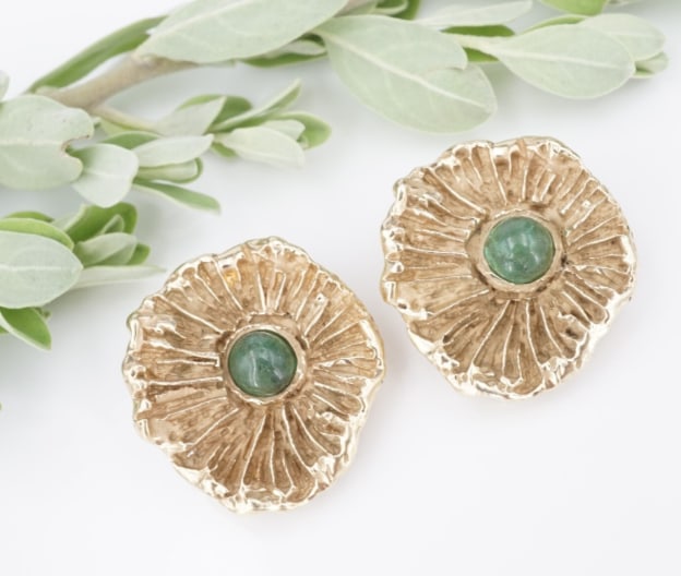 Arthur King 14k Yellow Gold Emerald Earrings 1" Brutalist Clip Designer EG2422: This pair of vintage UK designer Arthur King clip-on earrings feature a 14k yellow gold brutalist floral design with an emerald cabochon in the center. The perfect addition to any vintage jewelry coll
