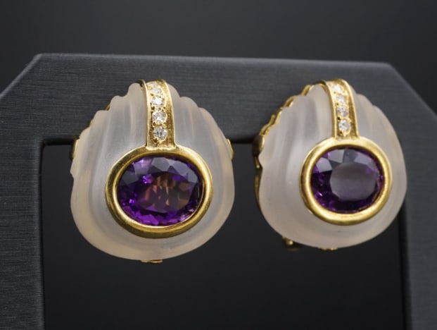 Amethyst Carved Rock Crystal Diamond Earrings 18k Yellow Gold Estate EG2682: These elegant and striking vintage earrings feature carved frosted rock crystal with vibrant amethysts in a rich purple hue, bezel-set in warm 18k yellow gold. A vertical gold bar accented with sparkl