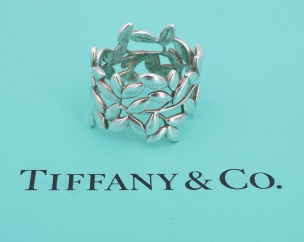 Paloma Picasso Wide Olive Leaf Band Ring Sterling Silver Size 8 Tiffany RS3892: This Tiffany & Co. ring from Paloma Picasso features intertwined branches of and olive leaves in a wide eternity design. Crafted of solid sterling silver. A fun accessory to pair with any outfit! Meta