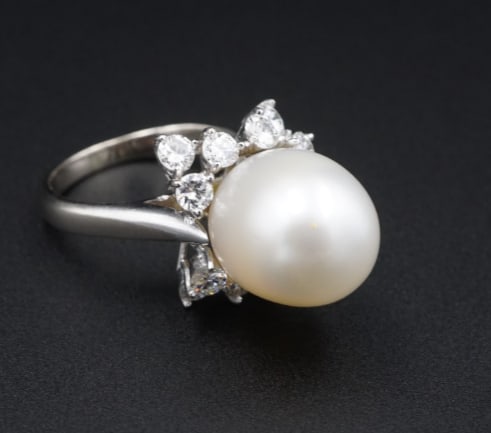 Vintage 18K White Gold 11mm Pearl 0.9ct Diamond Halo Cocktail Ring Size 5 RG3371: This dramatic ring features a large white pearl high-set in solid white gold and surrounded by four trio clusters of scintillating natural diamonds. A pearl egg sitting in a nest of diamonds! A fantas