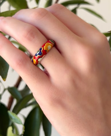 18k Enamel Flower Band Ring Yellow Gold Sz 7 Ponte Vecchio PV Multicolor RG4820: This gorgeous ring features a multicolor bouquet of flowers around the entire band, all crafted in solid 18k yellow gold. Orange, yellow, blue, purple and green dance across the vivid red background.