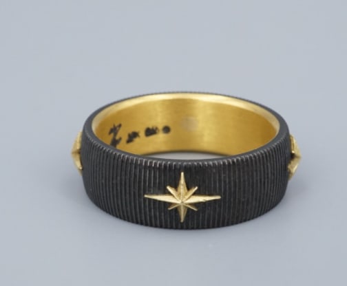 Zoltan David Black KnightSteel Star Band Ring 18k 24k Yellow Gold Sz 9.75 RG5022: This luxe eternity band from designer Zoltan David features a fluted, black knightsteel band with ornate yellow gold star motifs around the face. Complete with a sleeve of yellow gold on the inside of