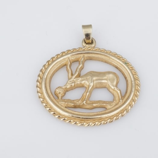 James Avery Antelope Deer Oval Pendant 14k Yellow Gold Retired 1.2" PG2101: This very rare and retired James Avery pendant features an intricate antelope or deer in a oval frame. An adorable piece to add to your Avery collection! Metal Type: 14k Yellow Gold Notable Marks: Ave