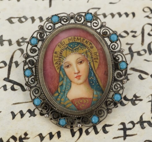 Antique Silver Filigree Madonna Mater De Memento Mei Portrait Painted 1.3" OS705: This exquisite antique late 19th / early 20th century Catholic devotional brooch featuring a finely hand-painted with miniature of the Virgin Mary / Madonna with a halo inscribed “MATER DEI MEMENTO