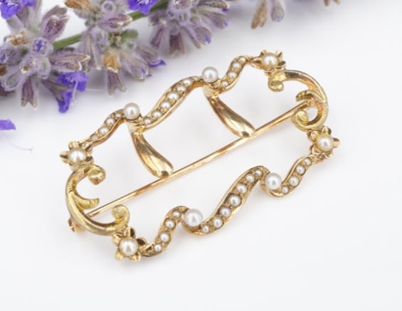 Antique 14k Yellow Gold Seed Pearl Floral Wave Scarf Pin Brooch 1.5" OG457: This beautiful vintage piece features waves of seed pearls set in solid 14k yellow gold. Floral details add the perfect delicate touch. A stunning and highly versatile piece for any collector of vinta