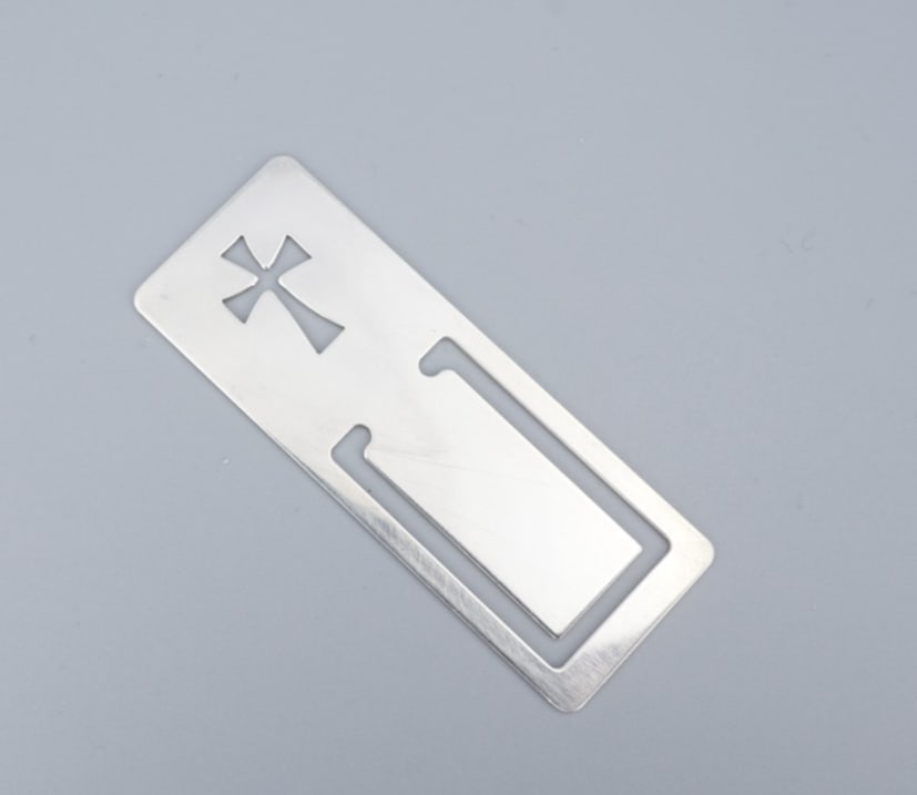 James Avery Crosslet Cutout Cross Bookmark Sterling Silver 2" Religious M2054: This classic bookmark from James Avery features a solid sterling silver construction with a cutout flared cross design. A great gift for yourself or someone you love! Metal Type: Sterling Silver Notab