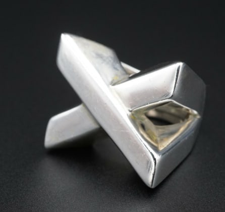 Linda Joslin Chunky X Ring Sterling Silver Size 4.5 with Papers Rare RS3072: This beautiful Linda Joslin ring is a retired piece featuring a raised "X" crafted of polished solid sterling silver. Sure to be an instant favorite! About the artist: Linda Joslin designed one-of-a-k
