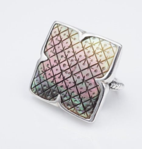 Stephen Dweck Clover Black Mother of Pearl Ring Sterling Silver Size 7.5 RS3545: This beautiful Stephen Dweck ring is from the Carventurous Collection and features a large carved black mother of pearl with beautiful color depth. Bold granulated beads decorate the shoulders and sha