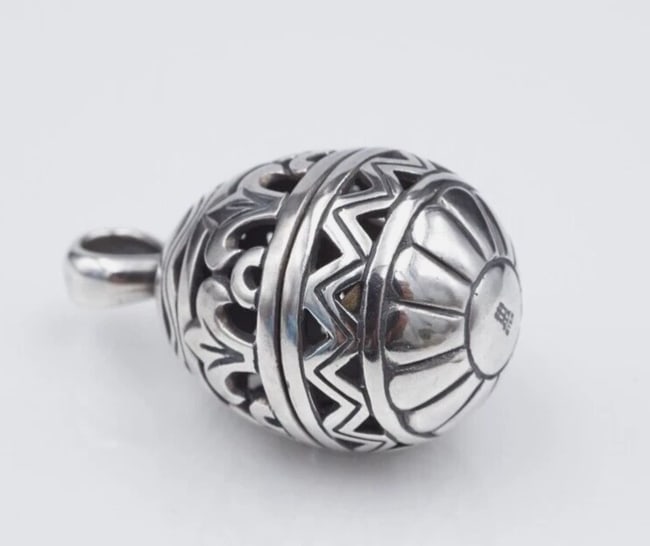 James Avery XL Easter Egg Charm Fleur De Lis Sterling Silver 1.5" Retired PS2204: This adorable pendant is a retired James Avery design, featuring a detailed 3D egg with an intricate openwork Fleur de Lis design and scroll details all set in sterling silver. This pendant is a great