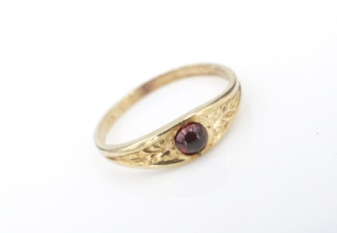 Vintage 10k Red Glass Yellow Gold Pinky Baby Ring Size 0.5 Petite RG4647: This sweet ring features a vivid red glass stone bezel set atop a petite, tapered 10k yellow gold band etched with an intricate leaf design on each shoulder. A beautiful piece, a great addition to any