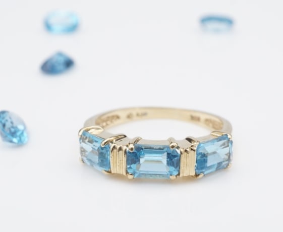 14k Topaz Band Ring Yellow Gold 3-Stone Natural Size 5.25 Cocktail RG4833: This beautiful ring features sizable emerald-cut topaz gemstones set atop a slim 14k yellow gold band. The striking color contrast gives this piece a classic and timeless appeal! Perfect as a beautifu
