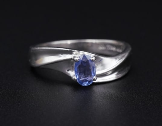 Vintage Platinum Oval Sapphire Solitaire Swirl Band Ring Size 8.25 JBNI RG3540: This beautiful vintage ring features a gorgeous cornflower blue sapphire set in platinum, this ring could be a perfect unique engagement ring or a fun right-hand ring to add it to your favorite stack!