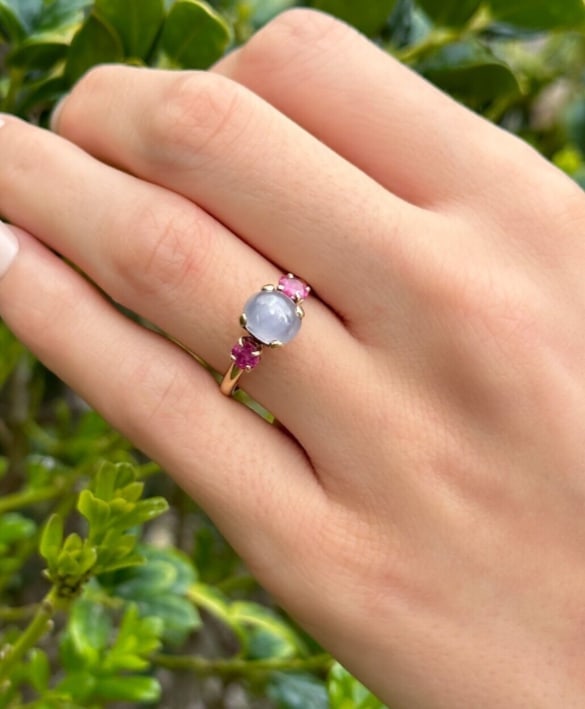 Natural Blue Star Sapphire Ruby Ring Cabochon Yellow Gold Size 6.5 Vtg RG4495: This stunning vintage ring features a blue star sapphire cabochon flanked by faceted ruby accents prong set in a luxe yellow gold mount. An alluring color contrast, this versatile ring will complement