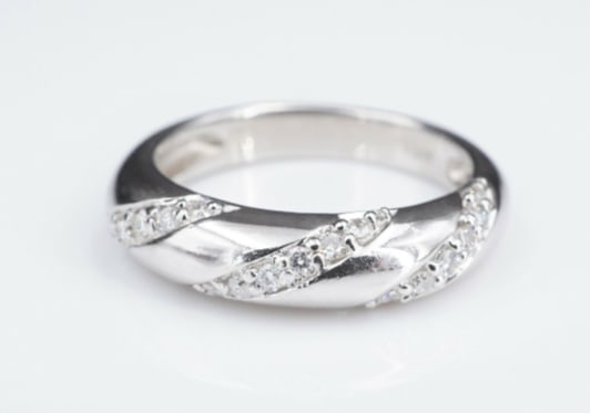 18k White Gold 1/3ct Diamond Dome Band Stackable Ring Size 6.75 RG3293: This gorgeous band features 3 diagonal ribbons of beautiful natural round cut diamonds wrapping around the face of the ring, bead set in the solid white gold dome band. Perfect as a delicate wedding o