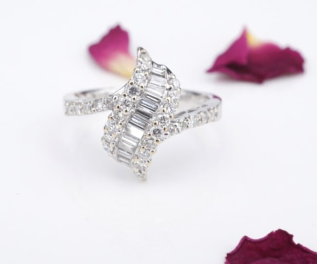 Unique 18k Diamond Baguette Wave Ring Natural White Gold Size 6.5 RG4656: This vintage cocktail ring features a gorgeous wave design adorned with a row of natural channel set diamond baguettes and additional round-cut diamonds on either side. The diamond shoulders sweep pas