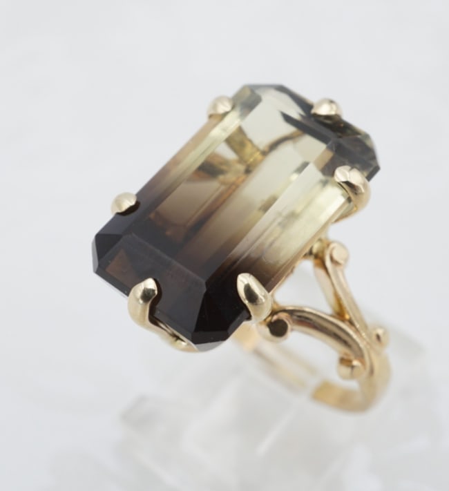14k Candy Ring Cocktail Yellow Gold Bicolor Citrine Smoky Quartz Sz 8.25 RG4840: This stunning ring features a huge elongated emerald-cut bi-color citrine fading from soft yellow to sultry brown, set in a modernist 14k yellow gold basket. Curling scrolled detailing accents each sh