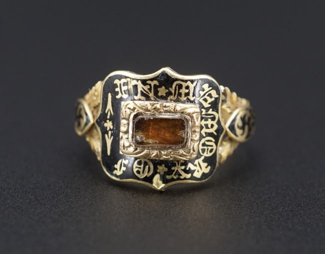Victorian Mourning Ring Size 6 Antique 18k Yellow Gold "In Memory Of" RG4022: This beautiful Victorian mourning ring features stunning black enamel of lux 18k yellow gold. A small crystal adorns the top as a space for a token of a loved one. A beautiful period piece, a perfect 