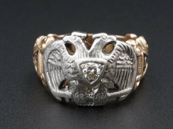 Vintage 14k Gold Palladium Enamel Diamond Masonic Ring Size 11.25 Eagle RG3257: This handsome vintage ring features the palladium Masonic eagle with a diamond at center, bright blue enameling adorn the shoulders of this tapered wide band. Metal Type: 14k Yellow Gold & PalladiumNo