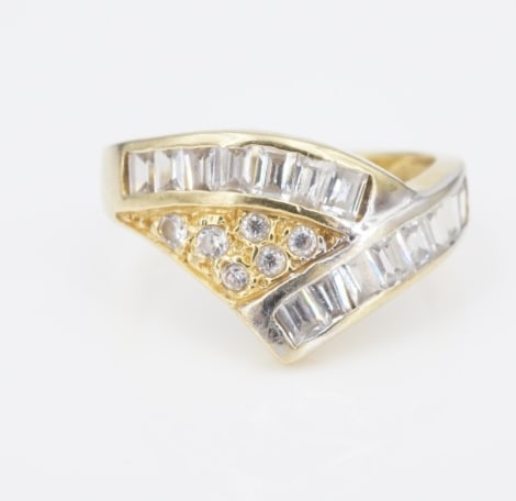 Vintage 18K Diamond Wave Ring Wide Band Anniversary 2 ctw Gold Size 7.5 RG4958: This unique diamond band ring features a wave design of channel-set baguette diamonds in a curving bypass V shape, accented by a triangle of pave diamonds. All crafted of solid 18k gold, a beautiful b