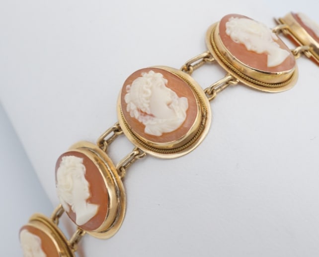 Vintage 14k Cameo Bracelet Carved Shell Yellow Gold 7" BG1104: This gorgeous bracelet features a series of linked carved shell cameos bezel set in solid 14k yellow gold. Each carved shell cameo depicts a side profile of a beautiful woman, creating an eye-catching
