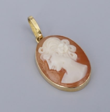 Vintage 18k Hand Carved Shell Cameo Pendant Brooch Yellow Gold 0.9" PG2052: This gorgeous carved shell cameo pendant/ brooch is a wonderful estate find! It features the profile of a beautiful lady, with a flower design in her prominent curls. The shell is in a high relief set