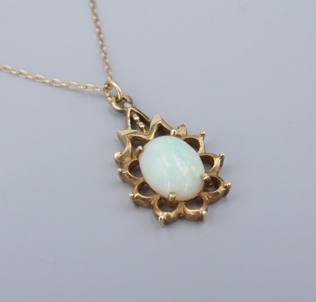 Vintage 14k Opal Pendant Necklace Yellow Gold Teardrop 18" 0.9mm Natural NG1799: This beautiful necklace features a stunning opal cabochon prong set in an openwork 14k yellow gold frame with a scalloped edge. Suspended from a supple cable chain, this necklace is a timeless classic