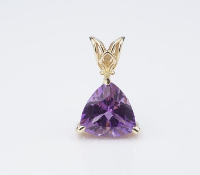14k Natural Amethyst Trillion Cut Pendant Yellow Gold 0.75" Vintage PG1853: This lovely pendant features a beautiful trillion-cut amethyst gemstone set in a simple basket all crafted of solid 14k yellow gold. A fun pop of color sure to draw complements! Metal Type: 14K Yellow
