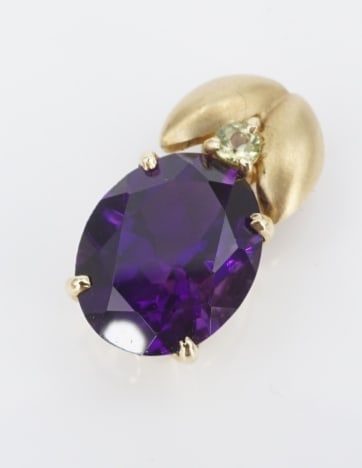 18k Amethyst Pendant Yellow Gold 0.6" Vintage Slider PG2077: This luxe slider pendant features a large, dark and sultry amethyst with a sparkling light green gemstone accent. Two curving brushed leaves adorn the bale. This bold and beautiful piece would make a 