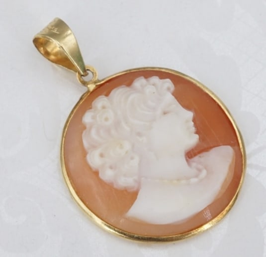 Vintage 18k Hand Carved Shell Cameo Pendant Brooch Yellow Gold 1.2" PG2086: This gorgeous carved shell cameo pendant/ brooch is a wonderful estate find! It features the profile of a beautiful lady, with prominent curls and a pearl necklace. The shell is set in a delicate 18k 
