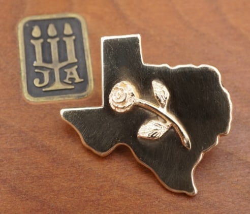 James Avery Texas Rose Pendant Brooch 14k Gold 0.8" Rare Retired PG1793: This retired James Avery's Rose of Texas pendant features a raised rose design at center. Crafted of solid 14k yellow gold hidden bale and pin adding versatility to be worn as a brooch. This rare desi