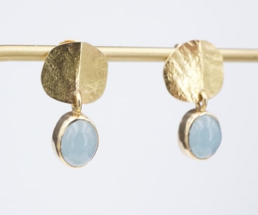18k Earrings Tom Odell Aquamarine Hammered Disc Drop Yellow Gold 0.9" EG2668: This gorgeous pair of earrings from designer Tom Odell features a bezel-set, blue aquamarine cabochon dangling beneath a hammered 18k yellow gold disc design. Luxe and versatile, these earrings are su