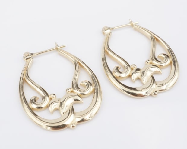 James Avery Scrolled Dangle Earrings 14k Yellow Gold 1.2" Rare Retired EG2513: This retired and rare style James Avery designer earrings features an ornate open scrollwork dangling from hinged posts, all crafted of solid 14k yellow gold. A beautiful example of early James Avery 