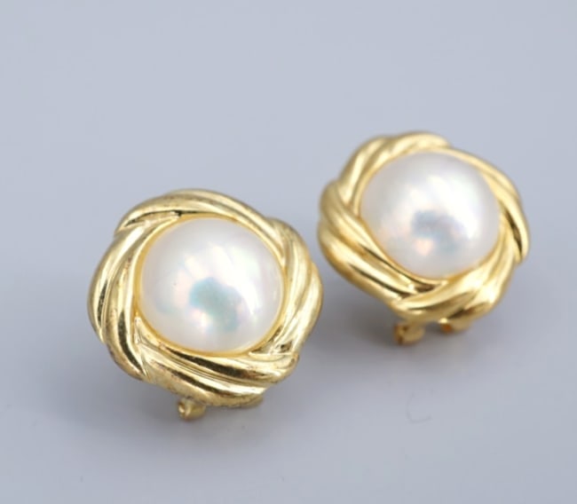 Vintage Mabe Pearl Earrings 18k Yellow Gold 12mm EG2765: These classic mabe pearl earrings are crafted of solid 18k yellow gold and feature gorgeous pearls accented with frames of polished and textured gold. The earrings feature omega backs. A unique and lu
