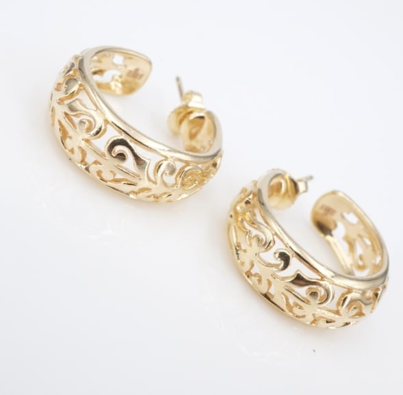 James Avery 14k Adoree Hoop Earrings Filigree Yellow Gold .8" Retired EG2715: This retired pair of Adoree hoop earrings, from James Avery, feature a wide hoop crafted of solid 14k yellow gold with a gorgeous, openwork filigree design in the center. A classic design, perfect for