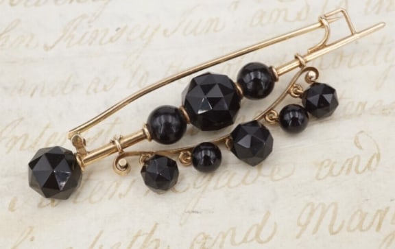 14k Yellow Gold Black Bead Mourning Brooch Bar Pin 1.2" Antique OG474: This beautiful brooch features deep black faceted beads, both on the main bar, and articulated on a curved bar fully articulated beneath. The pin can be worn left or right side. A true vintage treasur