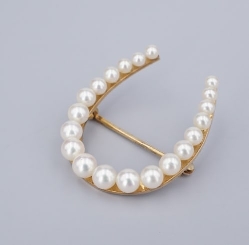 Vintage 14k Yellow Gold Pearl Horseshoe Pin Brooch 1.2" OG562: This beautiful vintage piece features a horseshoe of graduated pearls, all crafted of solid 14k yellow gold. A perfect piece for any collector of vintage jewelry! Metal Type: 14k Yellow Gold Notable M