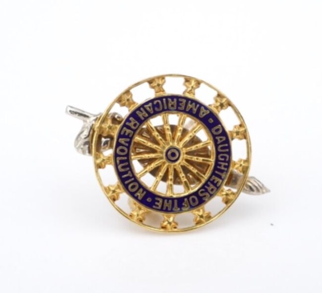 14k Gold Daughters of the American Revolution Pin Maj Goetschius Caldwell OG516: This lovely antique pin is the official insignia of the Daughters of the American Revolution, featuring the classic spinning wheel and distaff design adorned with 13 star accents meant to symbolize th