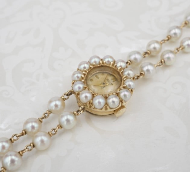 Rare Tissot 14k Yellow Gold Akoya Pearl Watch 6.5" Vintage 20mm Manual W1172: This stunning Tissot watch features a polished 14k yellow gold case with a bezel of Akoya pearls. Additional pearls adorn the bracelet for a seamless and elegant look. A gorgeous vintage find that is 