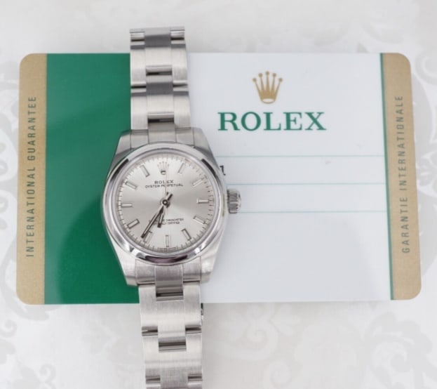 2017 SS Ladies Rolex 176200 SS Warranty 26mm Oyster Box Papers W1100: Guaranteed authentic Ladies Rolex model 176200. This classic watch features a solid stainless-steel case, oyster link bracelet, sapphire crystal, and silver dial with baton markers. Great condition wi