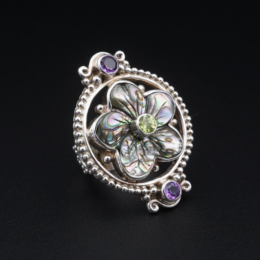 Sajen Flower Ring Peridot Amethyst Abalone Sterling Silver Size 6 Chunky RS3637: This fun statement ring rfom Sajen features a bold flower design crafted of abalone with a vivid peridot accent in the center. Vibrant amethyst embellishments are set at the base and crown of the ring