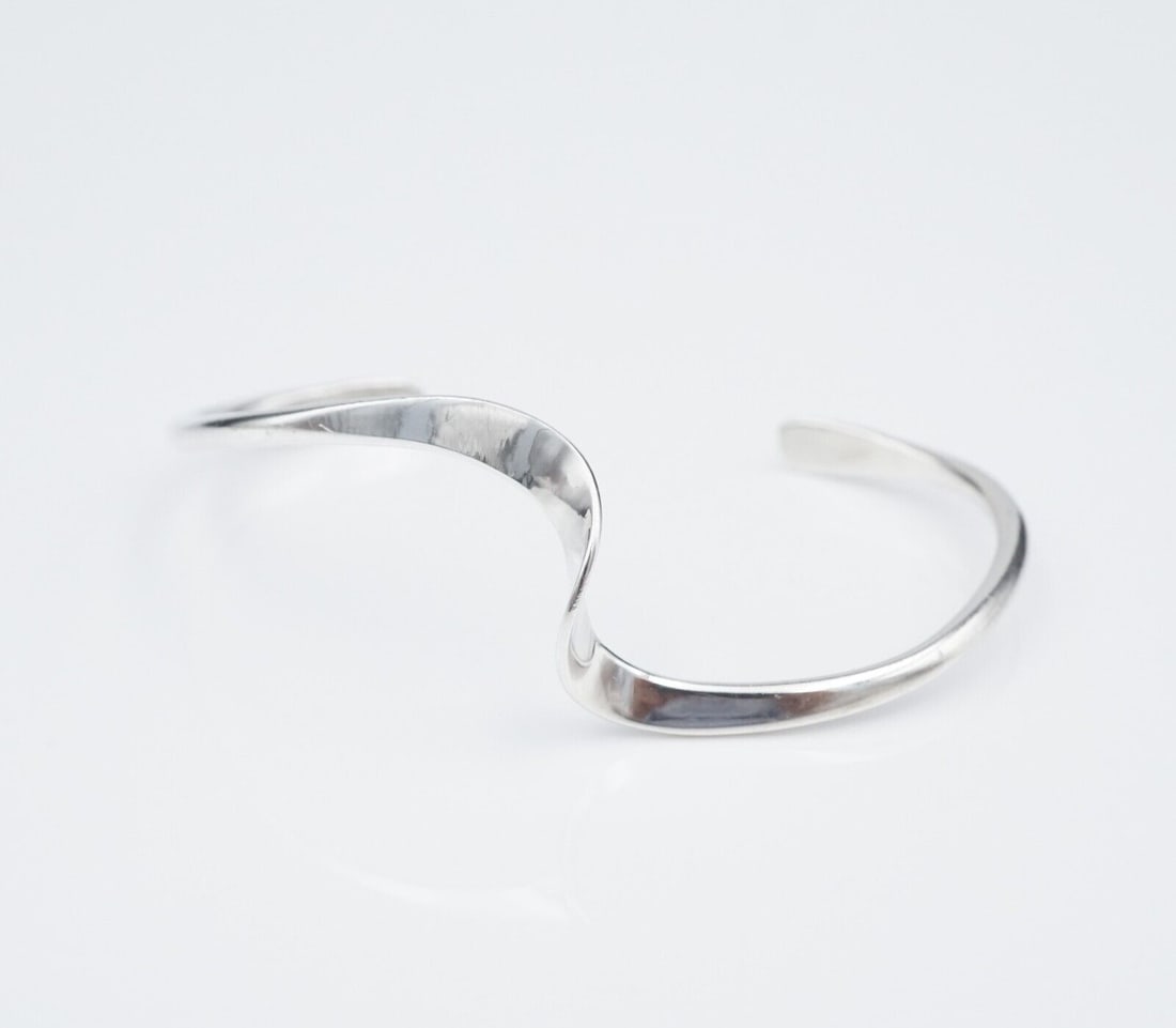 Santo Domingo Sterling Silver Wave Cuff Bracelet Richard Aguilar 6.25" BS2970: This unique vintage cuff, from Santo Domingo Pueblo Silversmith Robert Aguilar, features a wave shaped design crafted of solid sterling silver. A beautiful slim piece, great on its own or in a stack. 