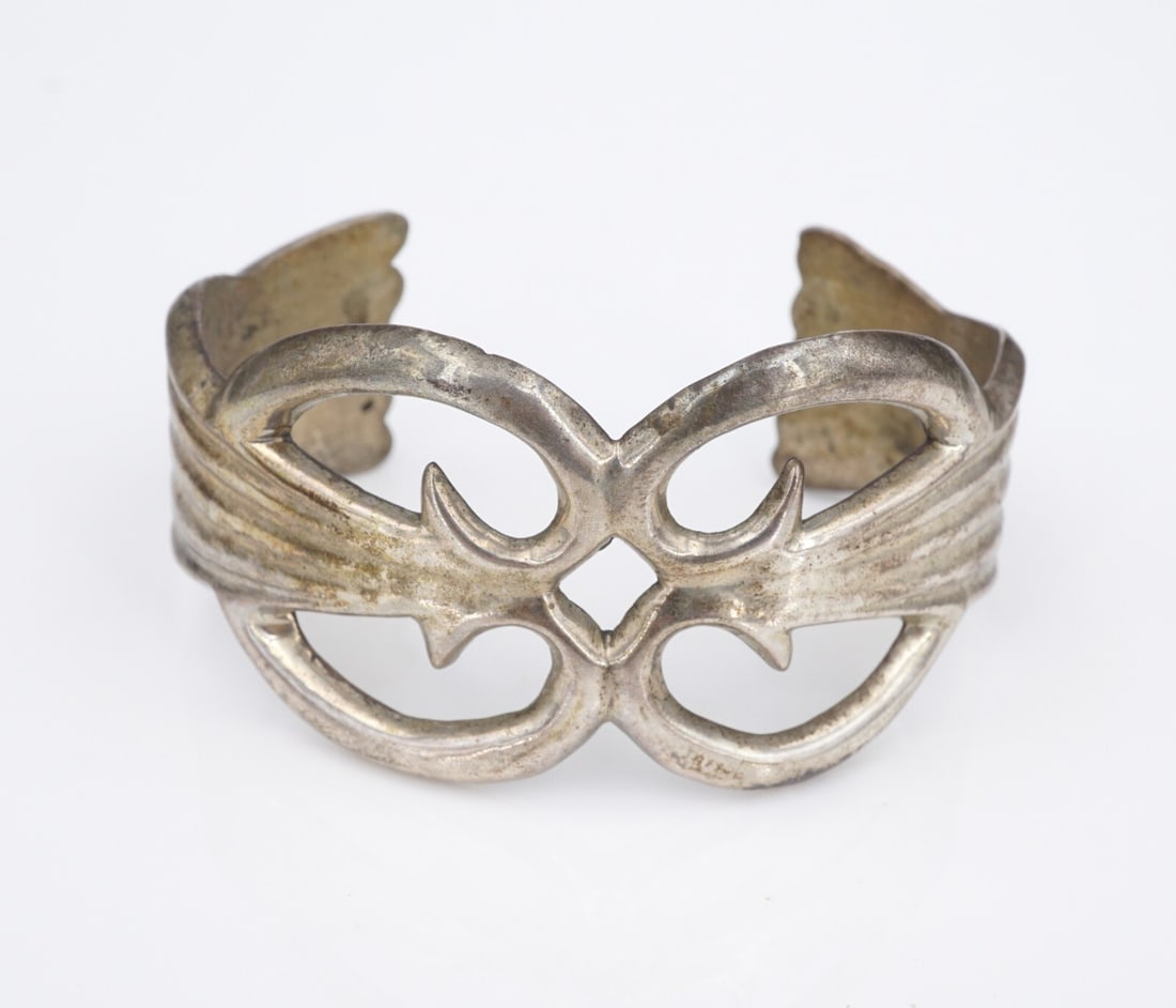 Sterling Silver Navajo Cuff Bracelet Naja Tufa Cast 6.25" ITC Vintage BS3065: This lovely vintage cuff bracelet, from ITC, features a beautiful design, crafted from solid sterling silver. This simple statement piece is a beautiful example of Native American style and craftsmans